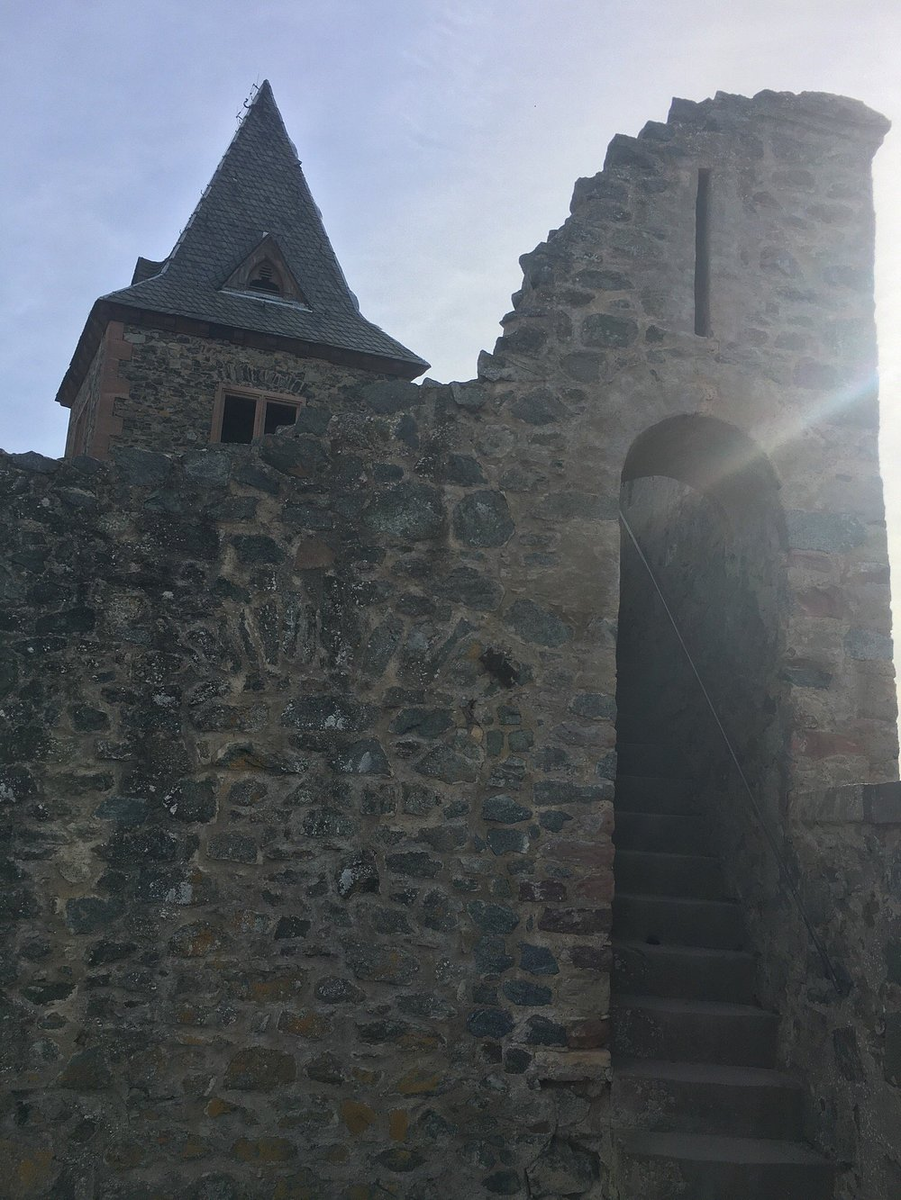 Замок Франкенштейн https://www.tripadvisor.ru/Attraction_Review-g2615157-d7357088-Reviews-Burgruine_Frankenstein-Frankenstein_Rhineland_Palatinate.html