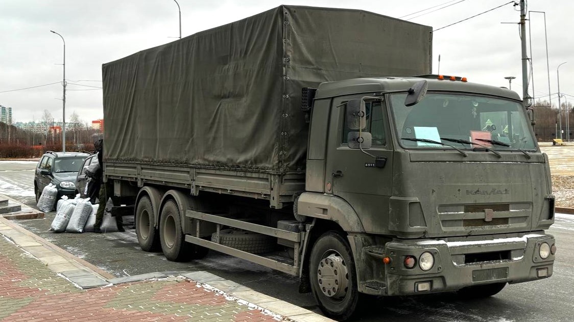    «За ленточку»: командиру дивизии из Сургута передали 15 тонн гуманитарного груза