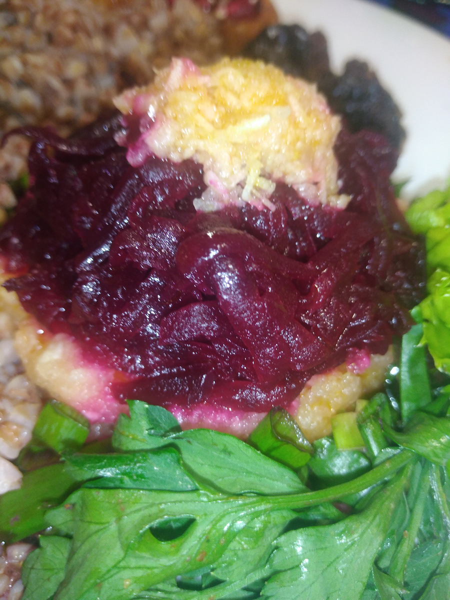 Салат из репы, свёклы, чеснок сверху+лук и петрушка. Фото на кухне