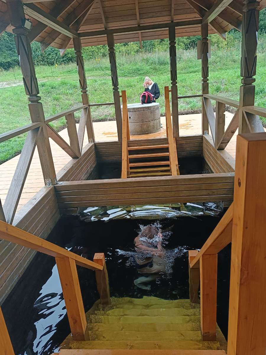 Ныряю в святой источник под Гжелью в конце этого сентября