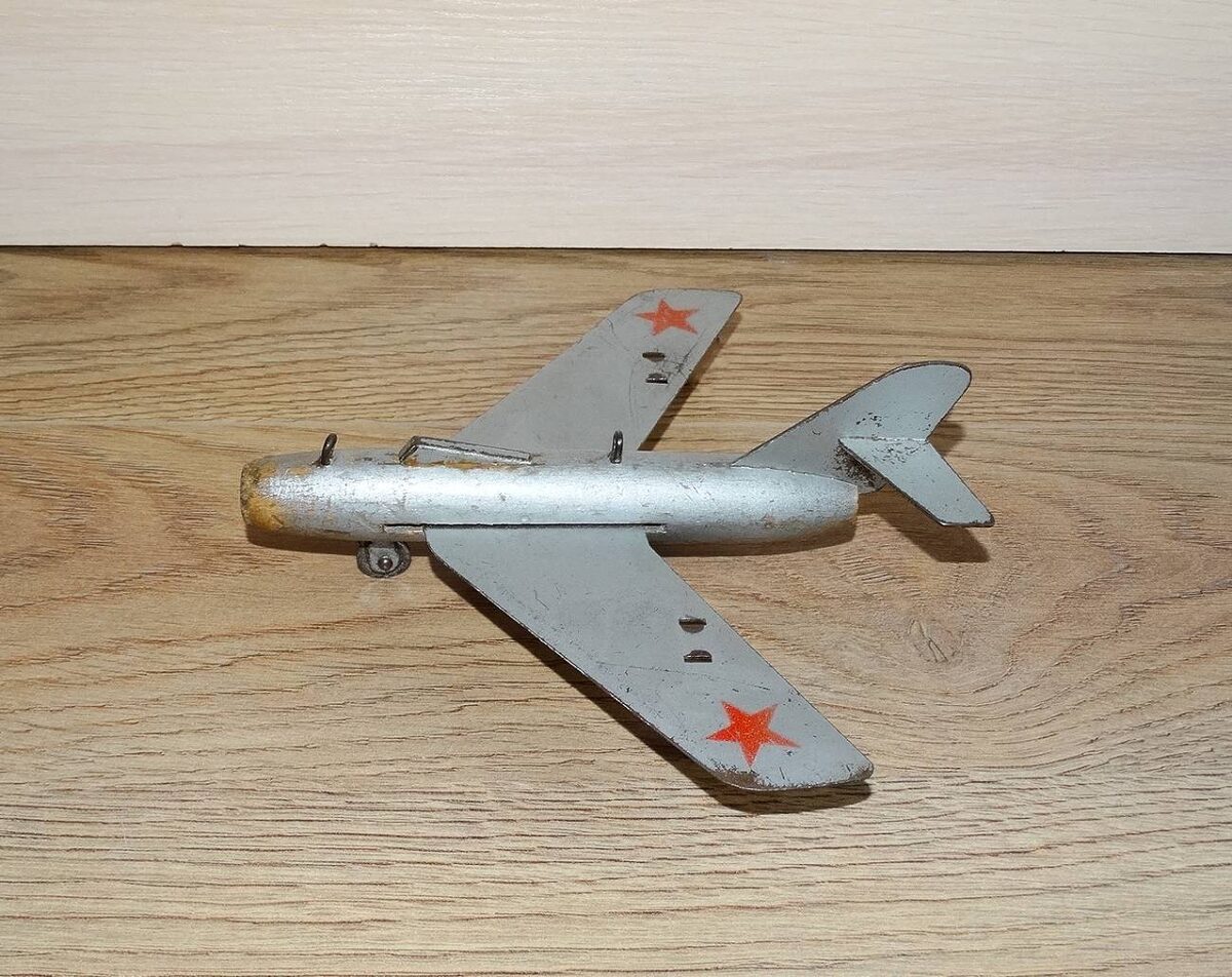 Самолёт, производитель "Звенигородский райпромкомбинат". Фото автора, листаем галерею -->>
