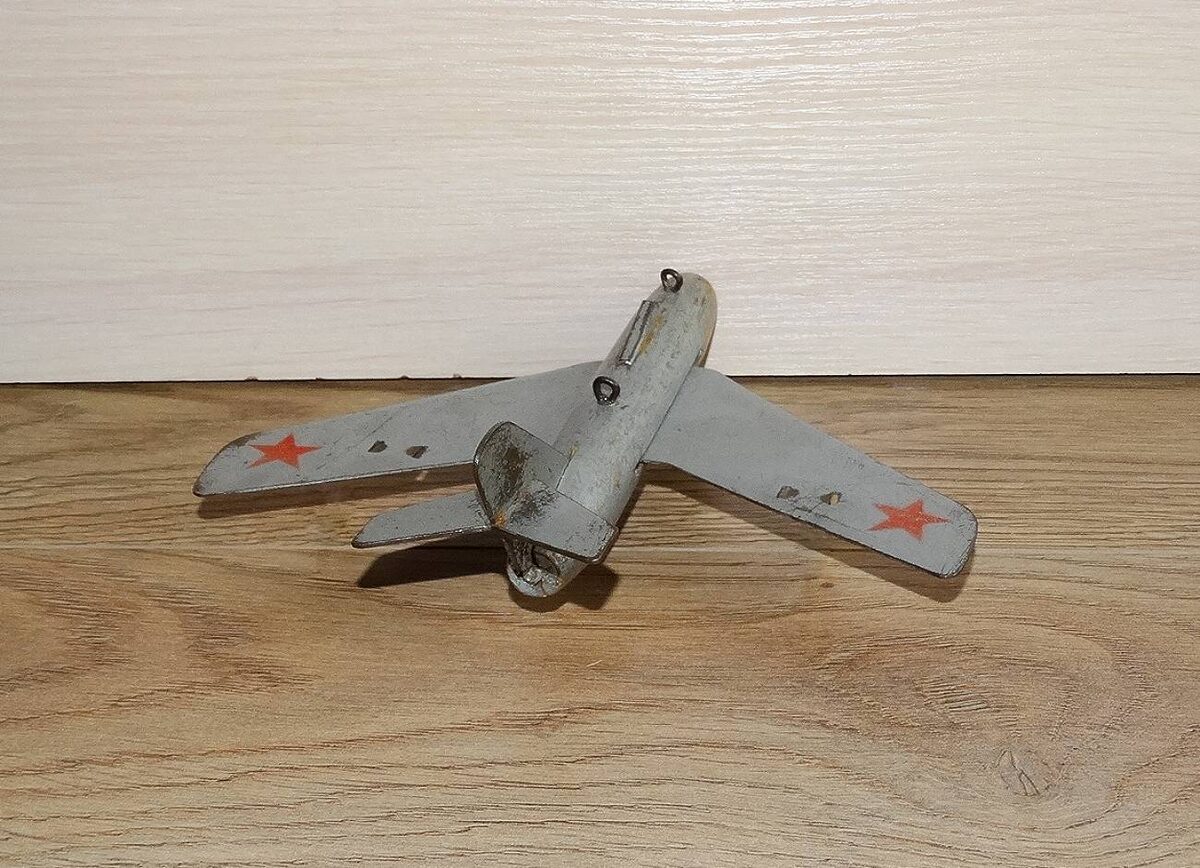 Самолёт, производитель "Звенигородский райпромкомбинат". Фото автора.