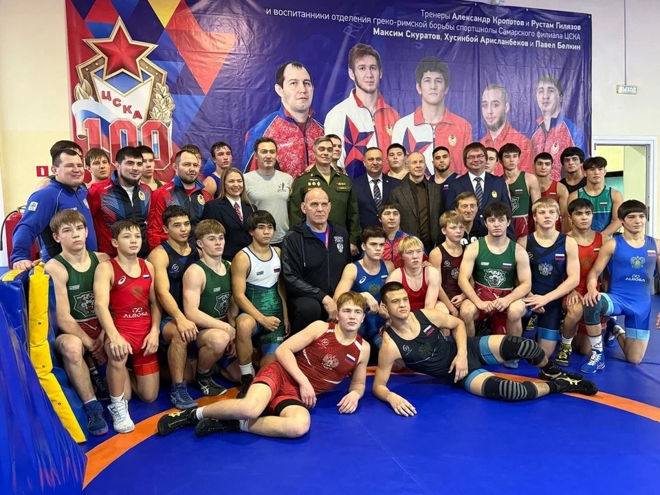    Александр Карелин посетил стадион ЦСК ВВС, где проходят тренировки юных борцов / Фото: пресс-служба реготделения партии "Единая Россия"