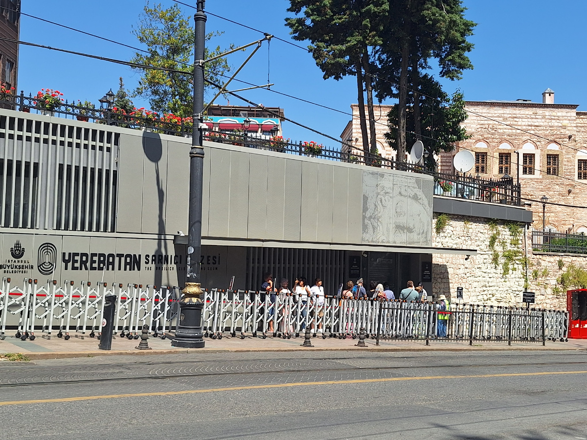 Небольшая очередь в Цистерны Базилика. Когда мы стояли, людей было в 5 раз больше. Фотография сделана почти в одинадцать утра среды, возможно, поэтому людей немного, пока немного.