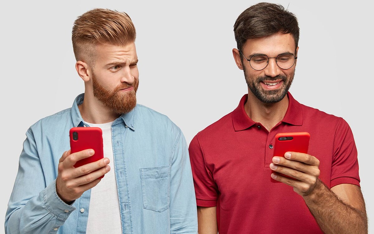 Притворство и старание казаться более состоятельным. Фото: wayhomestudio на freepik.com/free-photo/young-male-bloggers-chats-online-via-cell-phone-ignore-real-live-communication-surf-internet_10584698.htm 