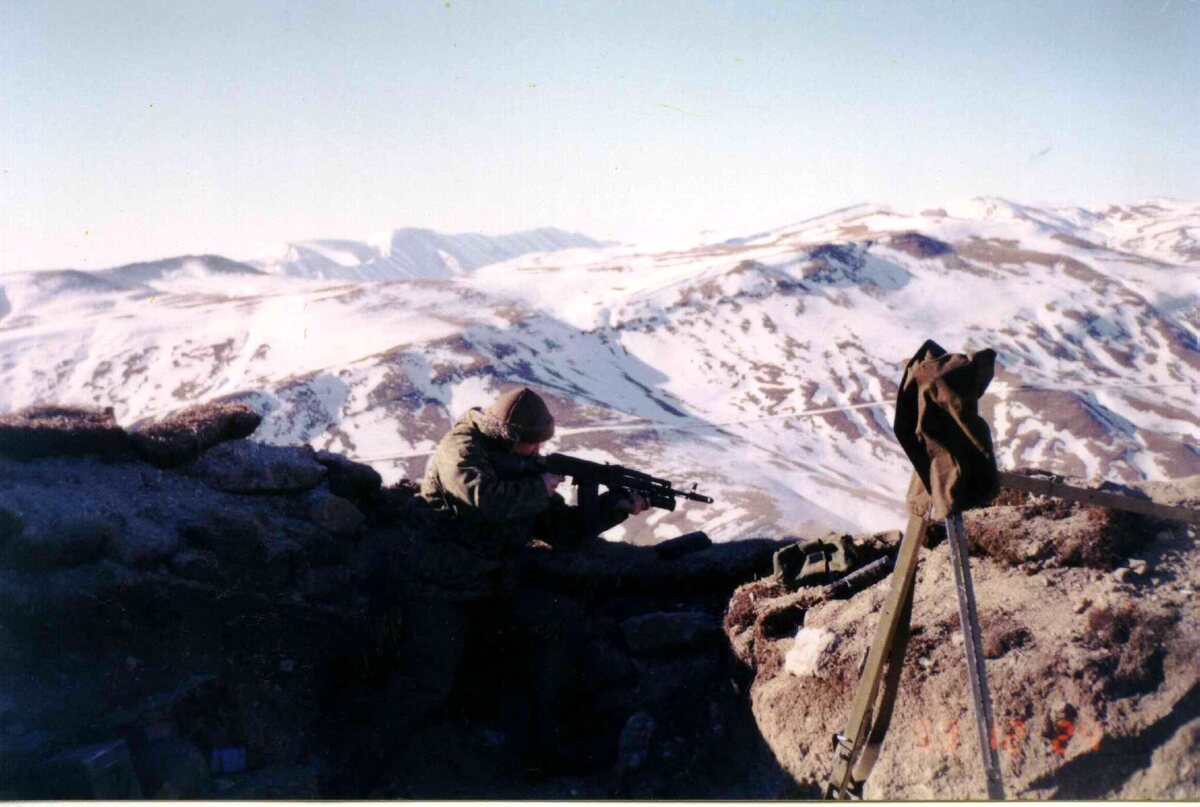 Морской пехотинец на боевой позиции в горах. Чечня