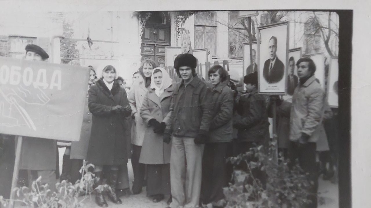 Студенты армавирского техникума на праздновании 7 ноября 1974 г. / фото из семейного архива.