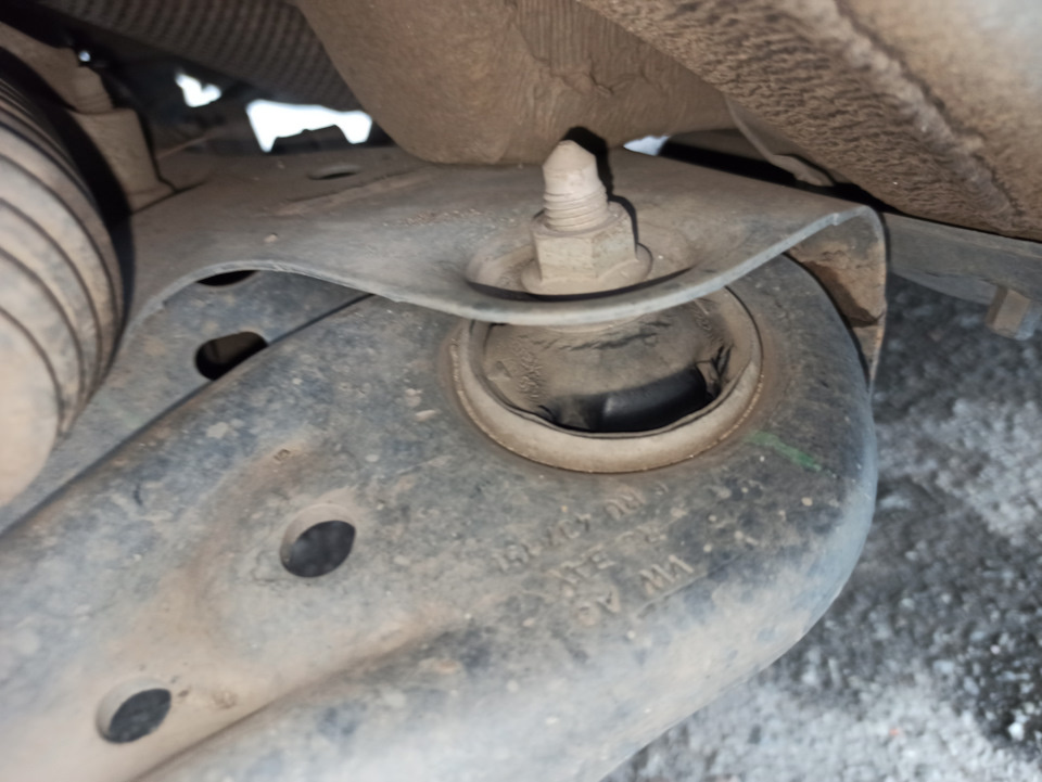 Напрягли меня только вот эти сайлентблоки с обоих сторон на рычаге, остальные резинки стоят заводские и в полном порядке