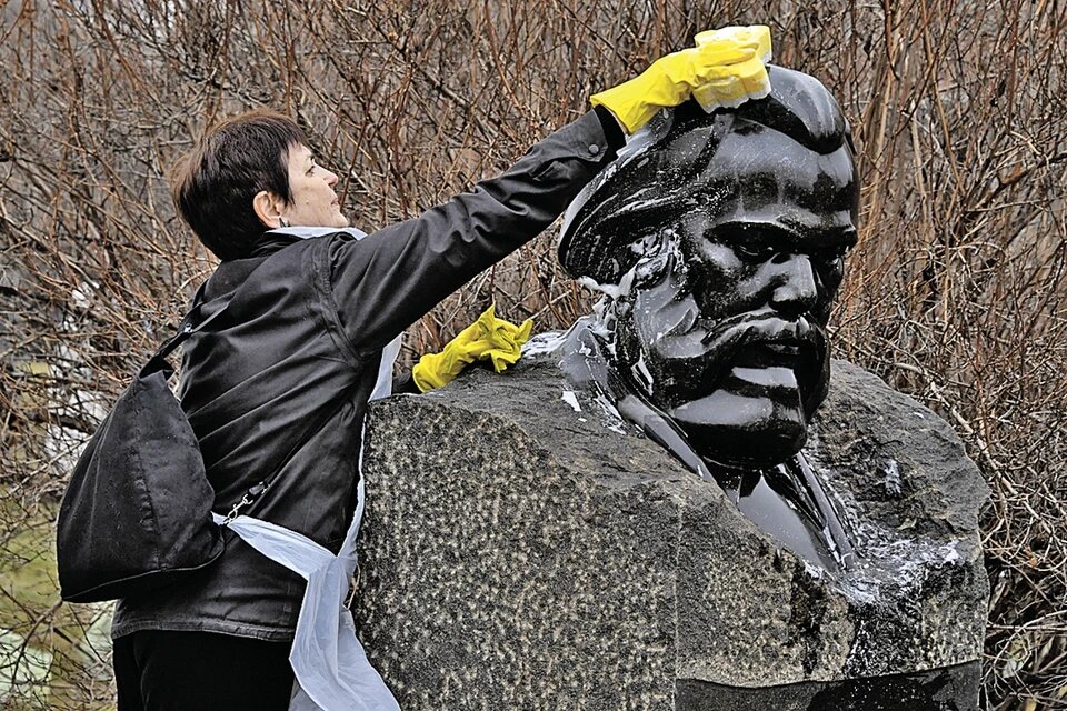 Коммунизм в ХХI веке приказал долго жить. Но памятники его родителю по-прежнему стоят во многих городах планеты. Фото: Владимир ВЕЛЕНГУРИН