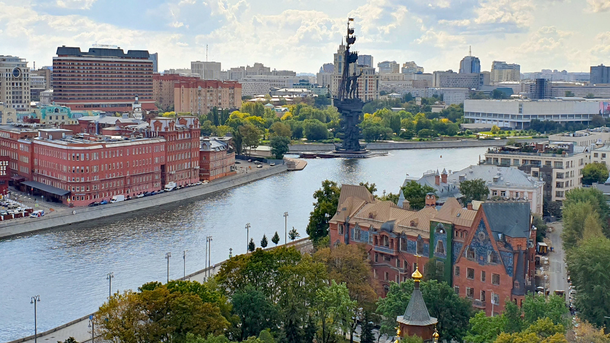 Вид на памятник Петру I со смотровой площадки Храма Христа Спасителя