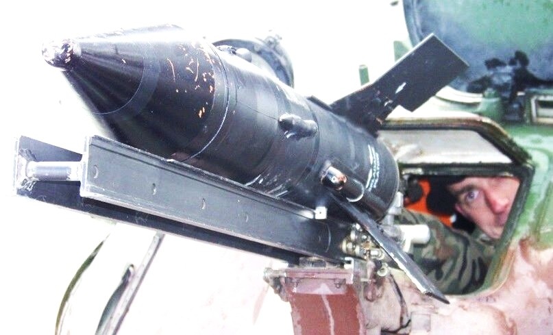 Установка ракеты «Малютка» на направляющую через специальный люк. Направляющая в походном положении хранилась в укладке внутри башни и устанавливалась на кронштейн перед пусками