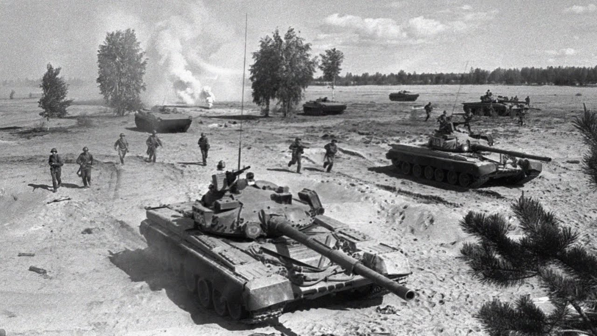 БМП-1 и Т-80 идут в атаку на учениях