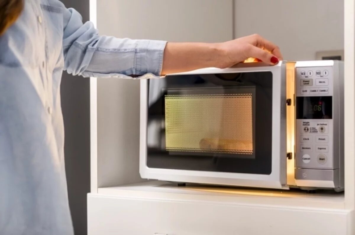    Обычный пластик (например, коробочка от йогурта или майонеза) при нагревании выделяет в пищу вредные химические вещества, такие как бисфенол-А (BPA). Нельзя греть в такой упаковке еду.