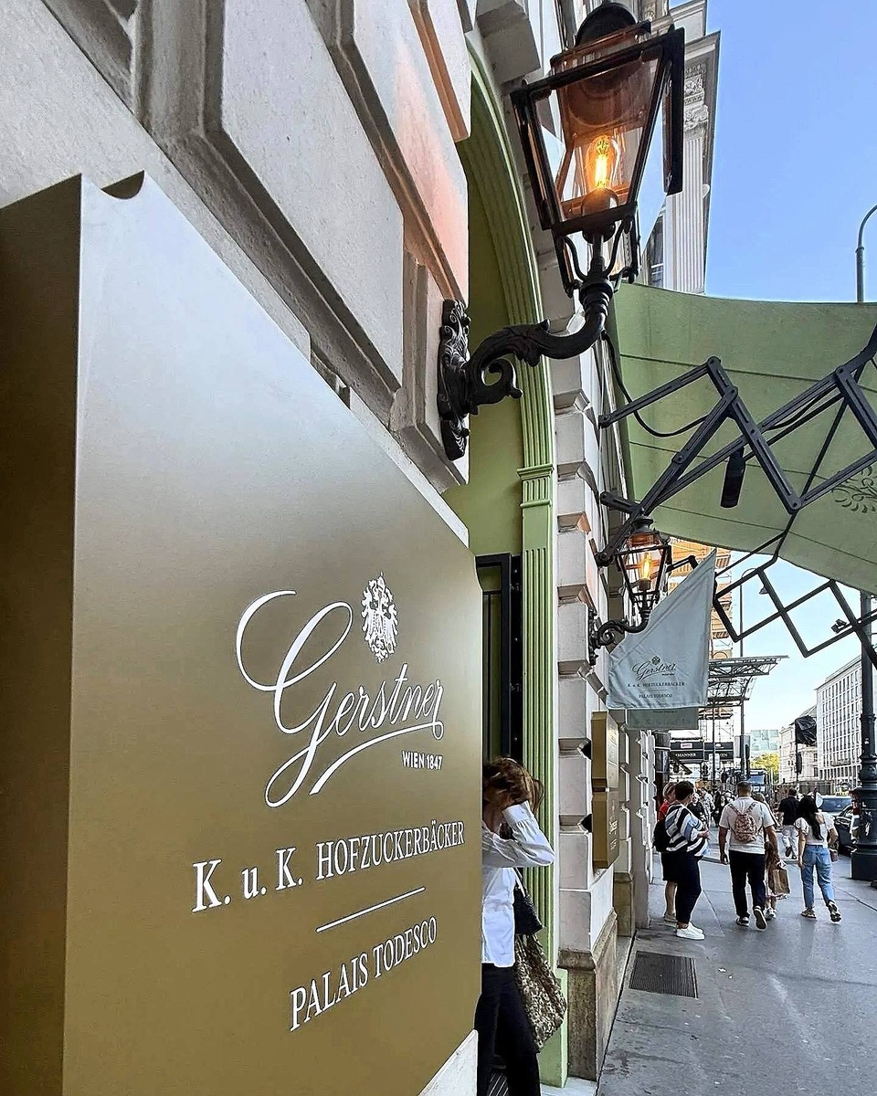 Вывеска при входе в кафе.