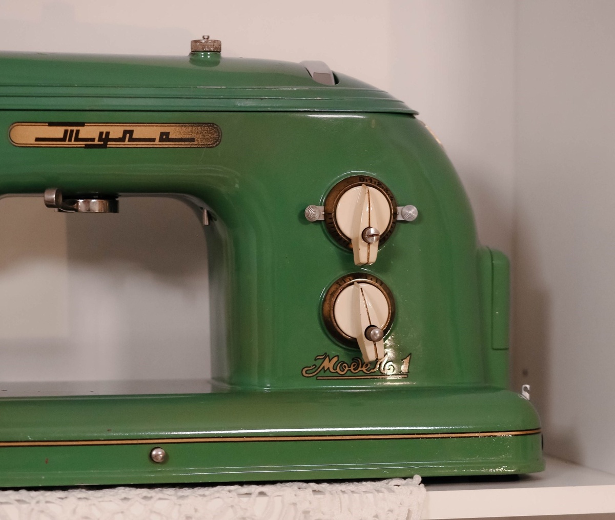 Старенькая машинка украшает мою мастерскую. 