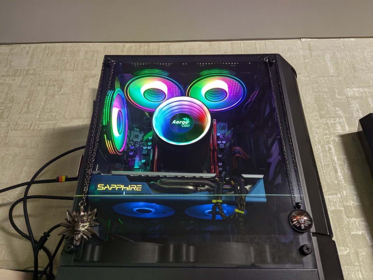     Система в сборке — кулер светится, аккуратный вид