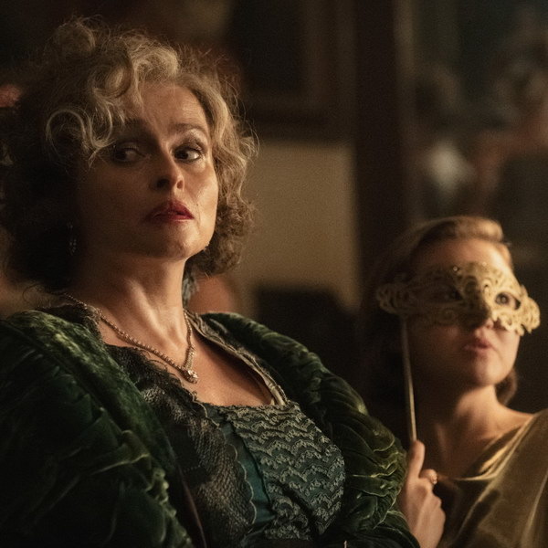     Мия Маккена-Брюс расследует убийство в поместье Хелены Бонэм Картер в трейлере сериала «Тайна семи циферблатов»