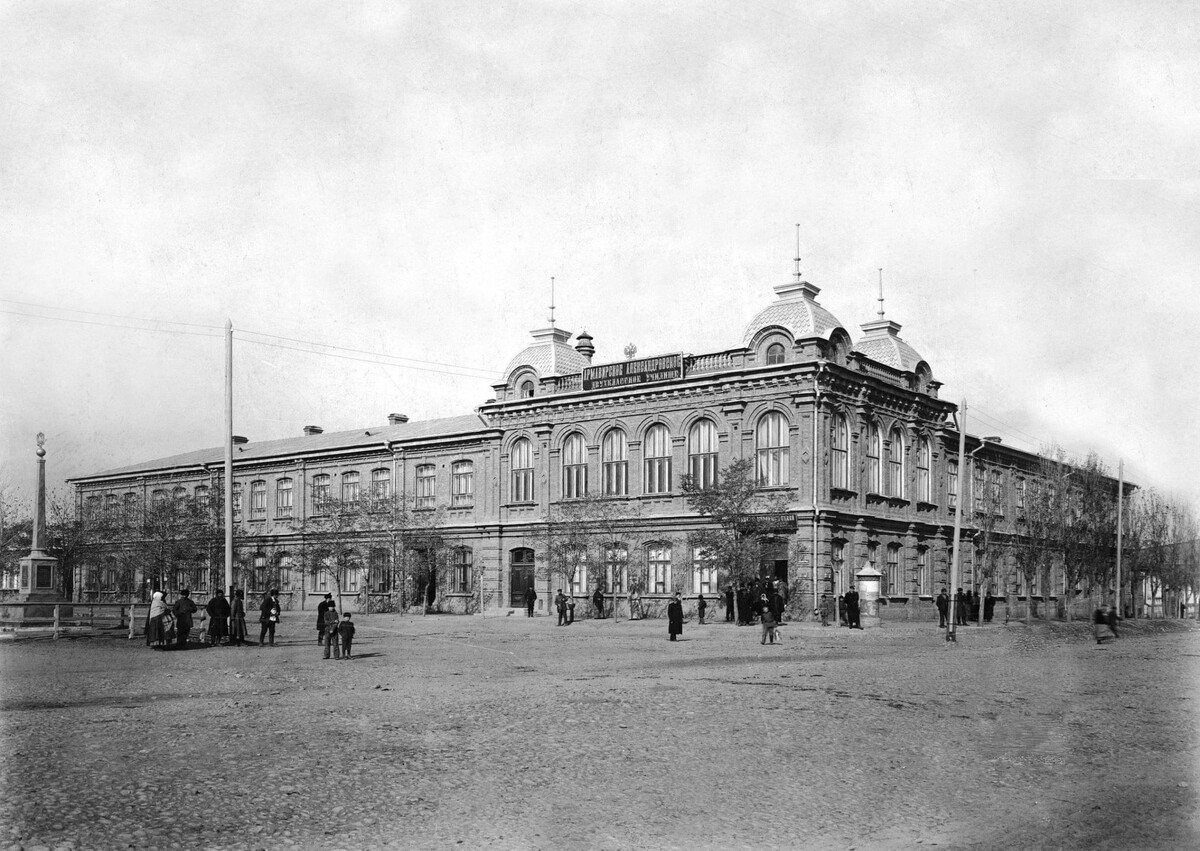 Армавир в прошлом. Источник: https://ya.ru/images/search?from=tabbar&img_url=https%3A%2F%2Fpastvu.com%2F_p%2Fa%2Fj%2Fi%2Fi%2Fjiiioviferlkztyaax.jpg&lr=35&pos=2&rpt=simage&text=армавир%20старые