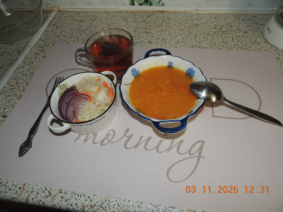 Вариант моего обеда. Тыквенный суп-пюре. Капуста квашенная(собственноручно). Чай черный.