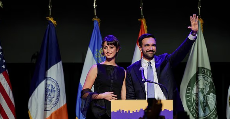 Мамдани со своей женой Раму Дуваджи (на фото слева)