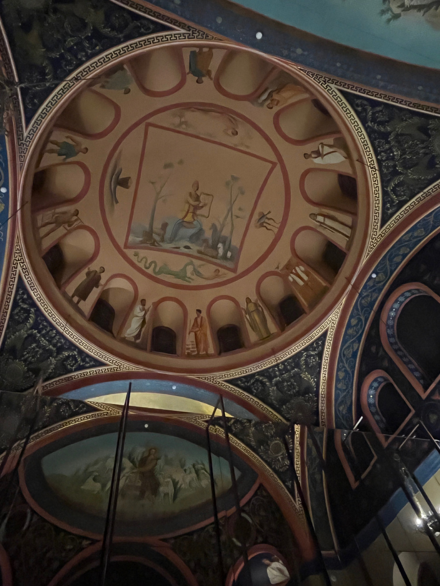 Фото автора. В Золотой кладовой музея. 