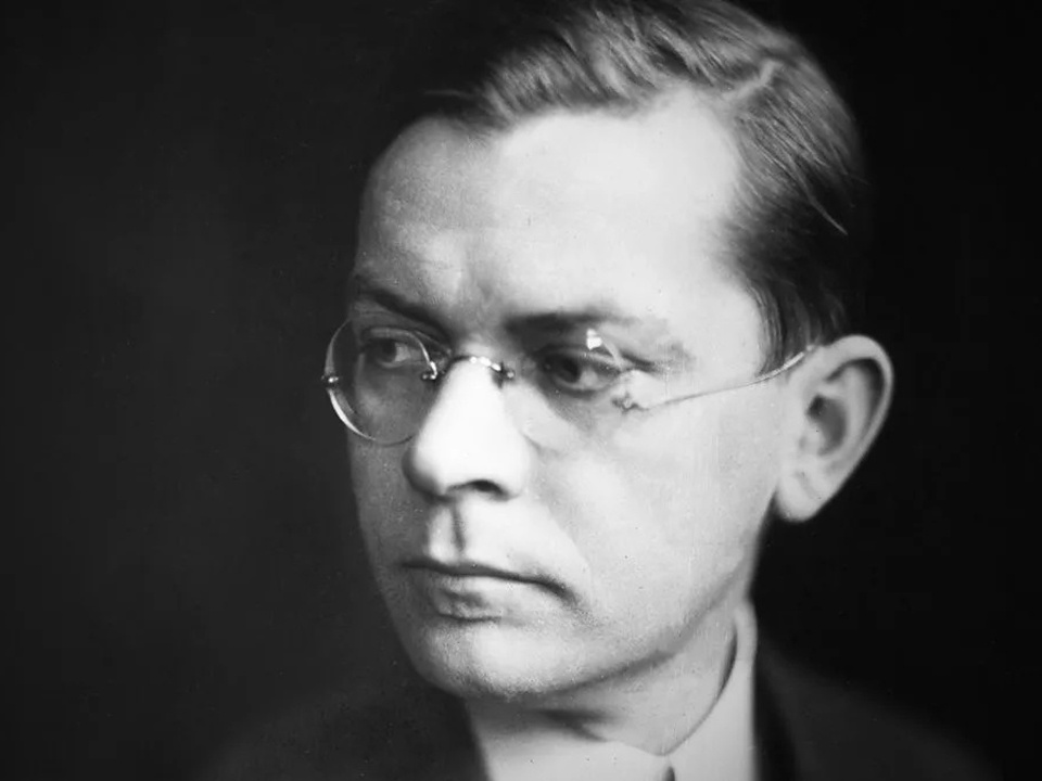 Ганс Фаллада (нем. Hans Fallada; настоящее имя — Рудольф Вильгельм Фридрих Дитцен Rudolf Wilhelm Friedrich Ditzen; 21 июля 1893, Грайфсвальд — 5 февраля 1947, Берлин) — немецкий писатель, автор романов в духе критического реализма («новой вещественности»). 