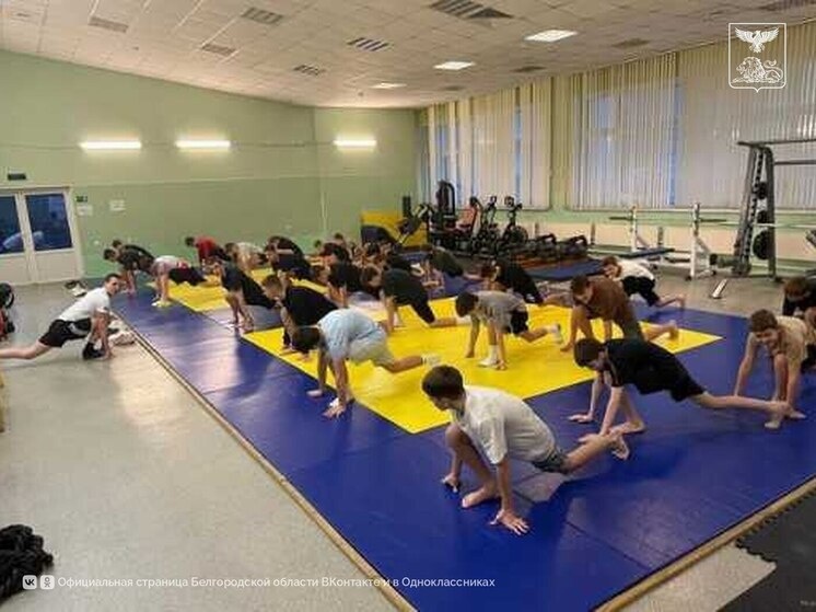     В Губкине мастер спорта России провел тренировку для юных пловцов, фото: t.me/belregion_ru