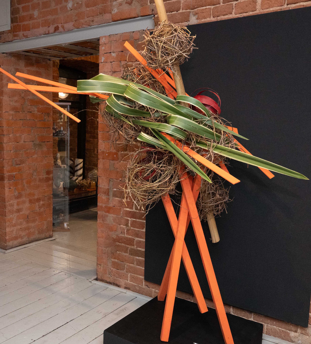 Композиция Одьги Лапшиной (куратор выставки, автор проекта АРТ_ИКЕБАНА, член Московского филиалоа Согэцу)