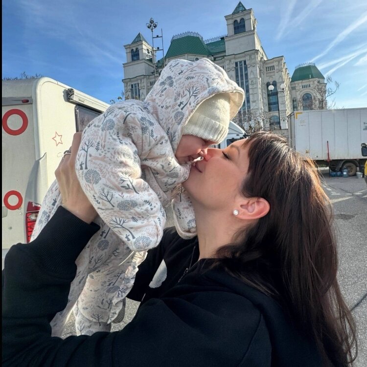 Ида Галич с подросшей дочерью📷
