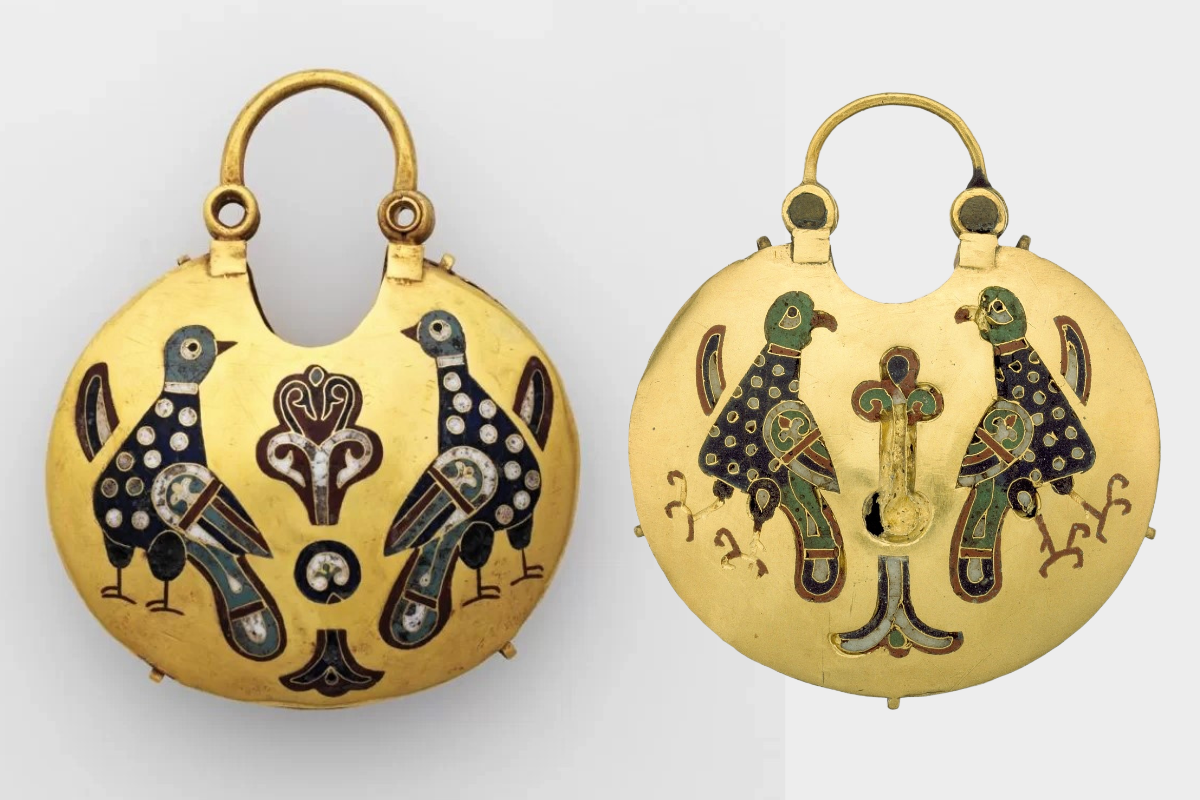 Колты из Десятинной церкви, Древняя Русь, X-XII вв, золото, перегородчатая эмаль. Правый (5,3×5 см) хранится в Метрополитен-музее (Нью-Йорк), левый (5,6×4,5) в Музеях Кремля (Москва)