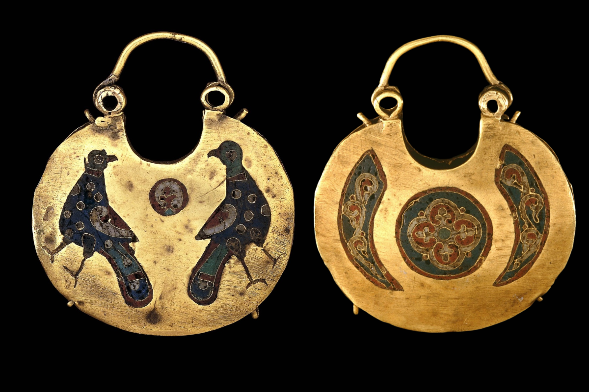Колт из Десятинной церкви с двух сторон, Древняя Русь, X-XII вв, золото, перегородчатая эмаль, 4,1×3,5 см © Британский музей, Лондон