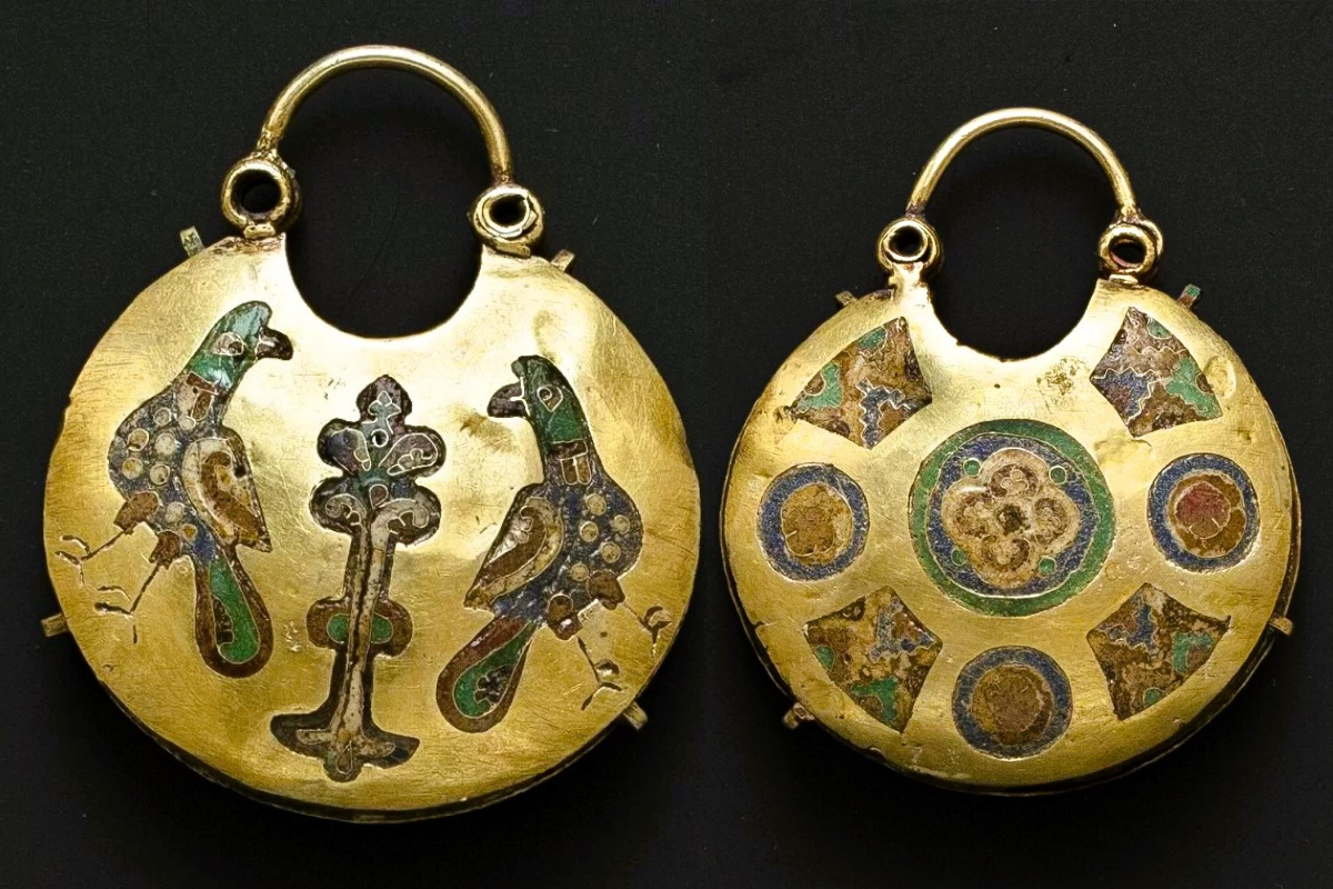 Колт из Десятинной церкви с двух сторон, Древняя Русь, X-XII вв, золото, перегородчатая эмаль, 4х3,6 см © Государственный исторический музей, Москва