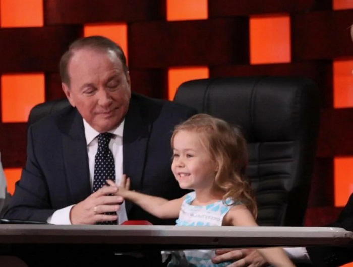 Таисия Маслякова в детстве с дедушкой, Александром Масляковым