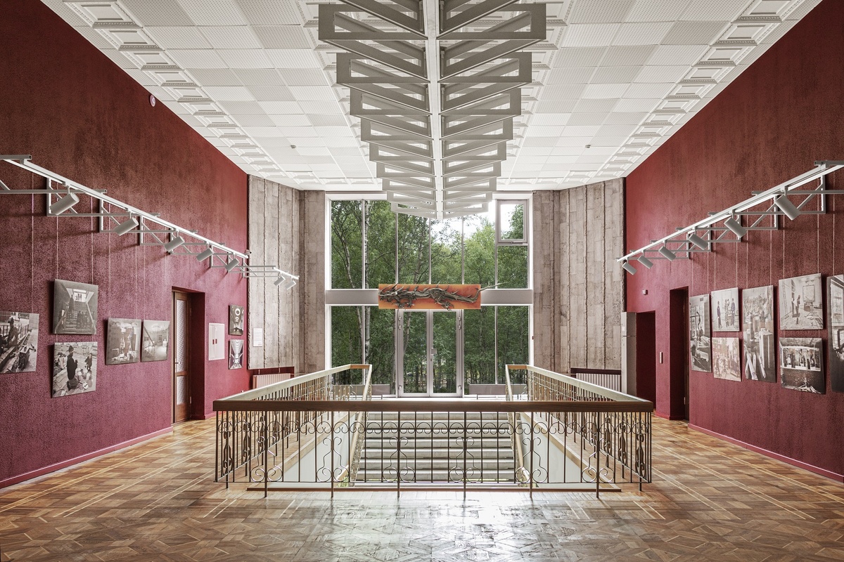 Центральный светильник выполнен по эскизам авторов проекта, MDM Light. Подсветка, MDM Light. Декоративная штукатурка, «Арте Колоре». Фото Варвара Чеснокова.