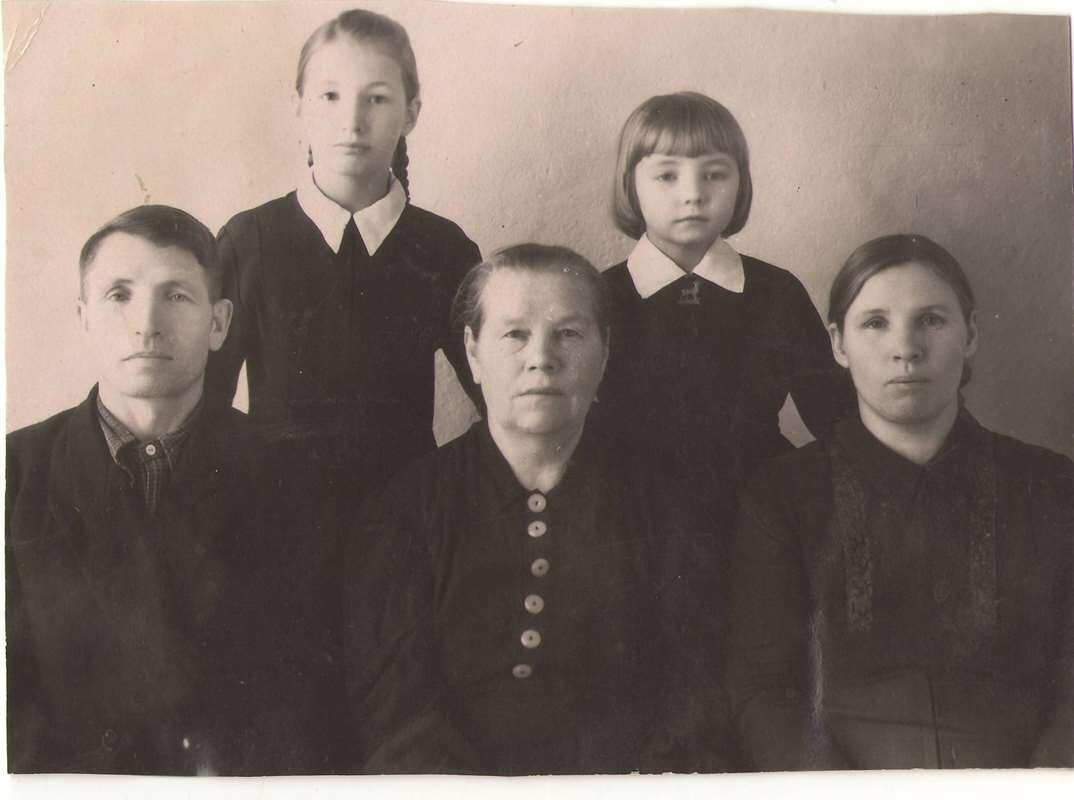    А.А. Чеснокова (в центре) с семьей дочери. 1958 г. Автор фото неизвестен stalker