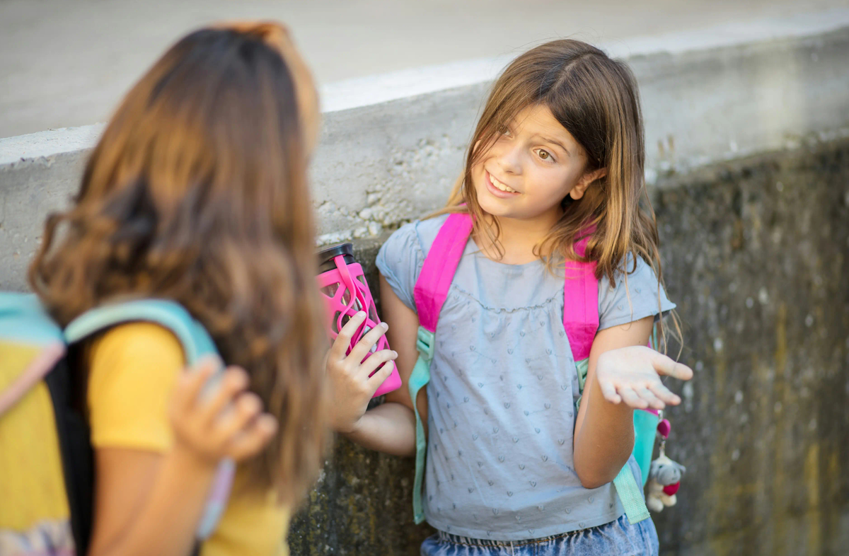 Ребенок прячется за дверью школы? 5 признаков буллинга, которые нельзя игнорировать