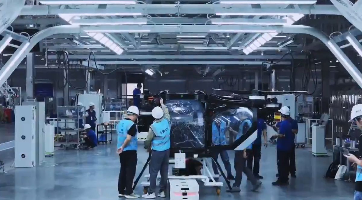 Китайские инженеры XPeng Aeroht собирают Land Aircraft Carrier. Источник: Яндекс