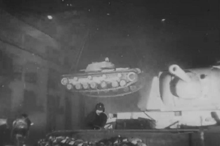 Первый образец опытного танка КВ-220 с заводским номером М-220-1 в заводском цеху. Зима 1941/1942 годов.