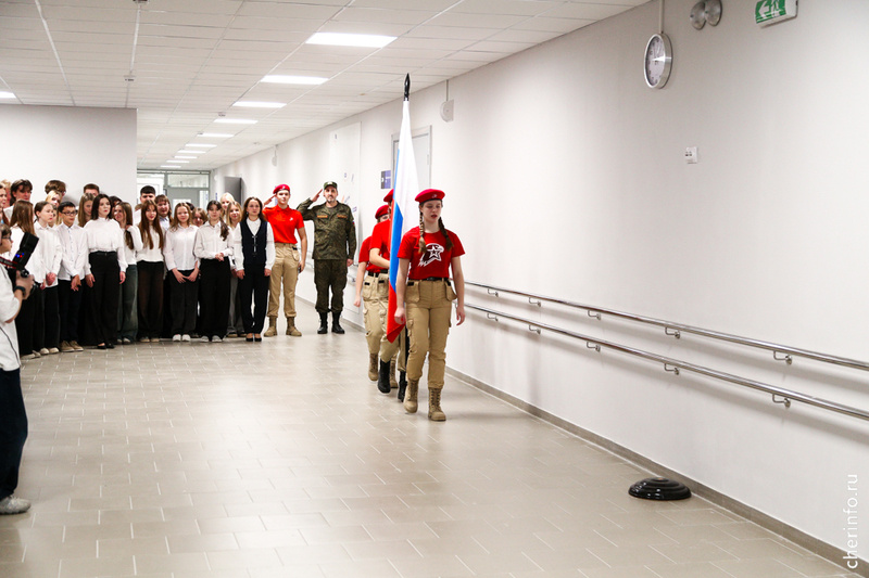    В ней в две смены учатся больше тысячи детей. Сегодня они сели за новые парты в отремонтированных кабинетах.