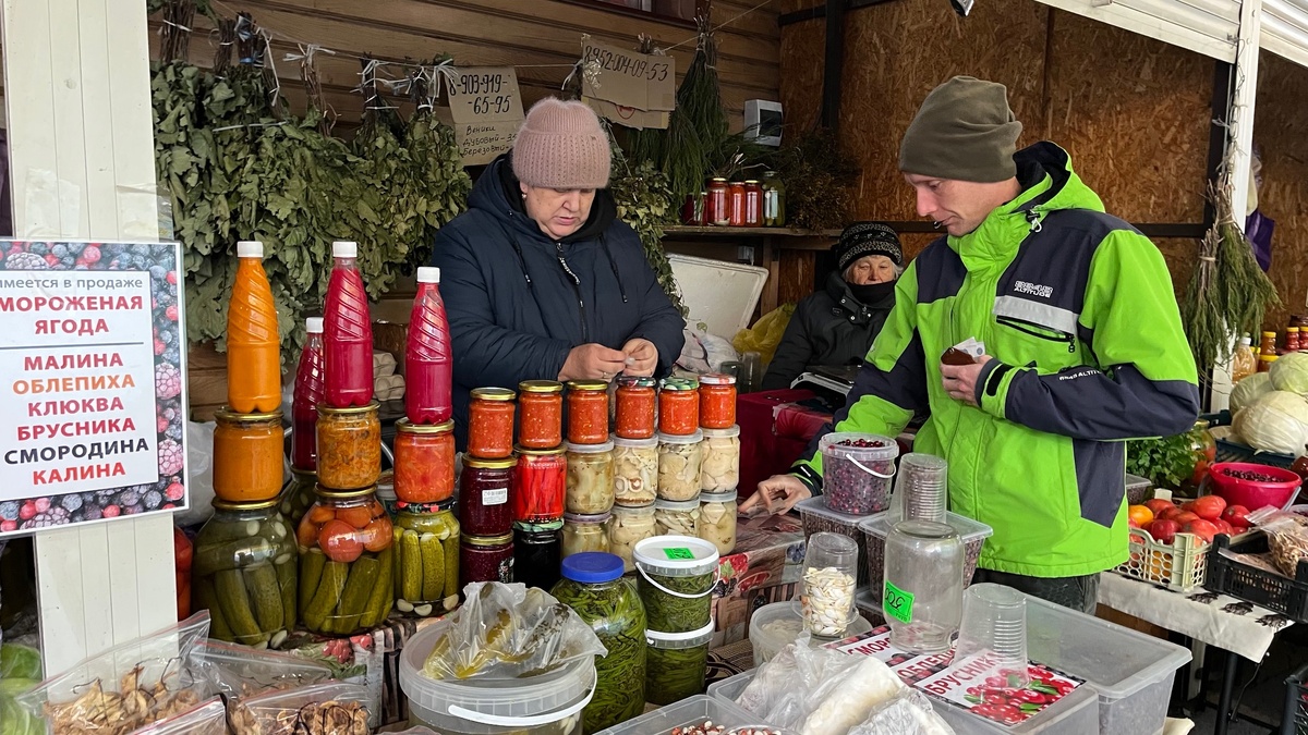 Местный рынок в Горно-Алтайске. Кедровые орехи, чага.