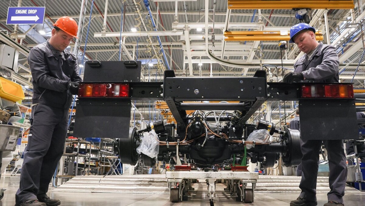 Крупные производства перешли на неполную рабочую неделю. Фото: Александр Рюмин/ТАСС