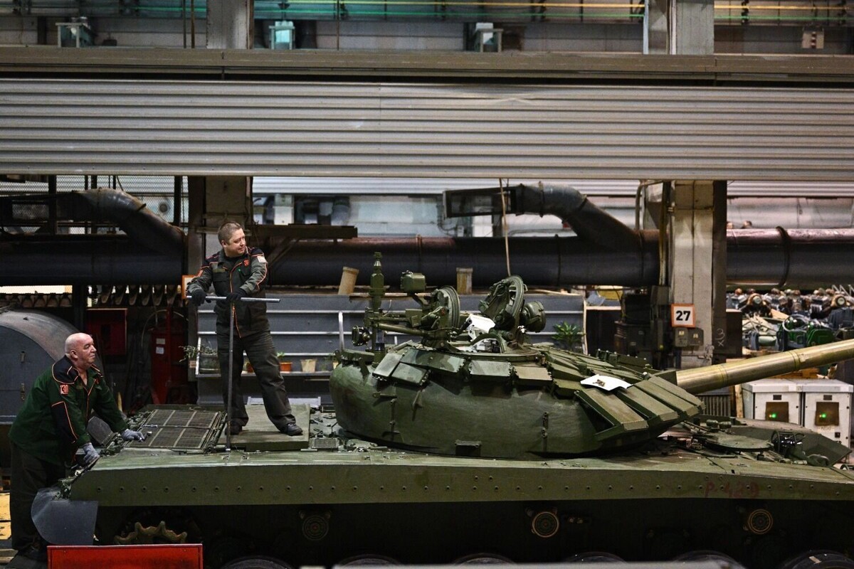 Военные заводы также сокращают число вакансий. Фото: Рамиль Ситдиков/POOL/ТАСС