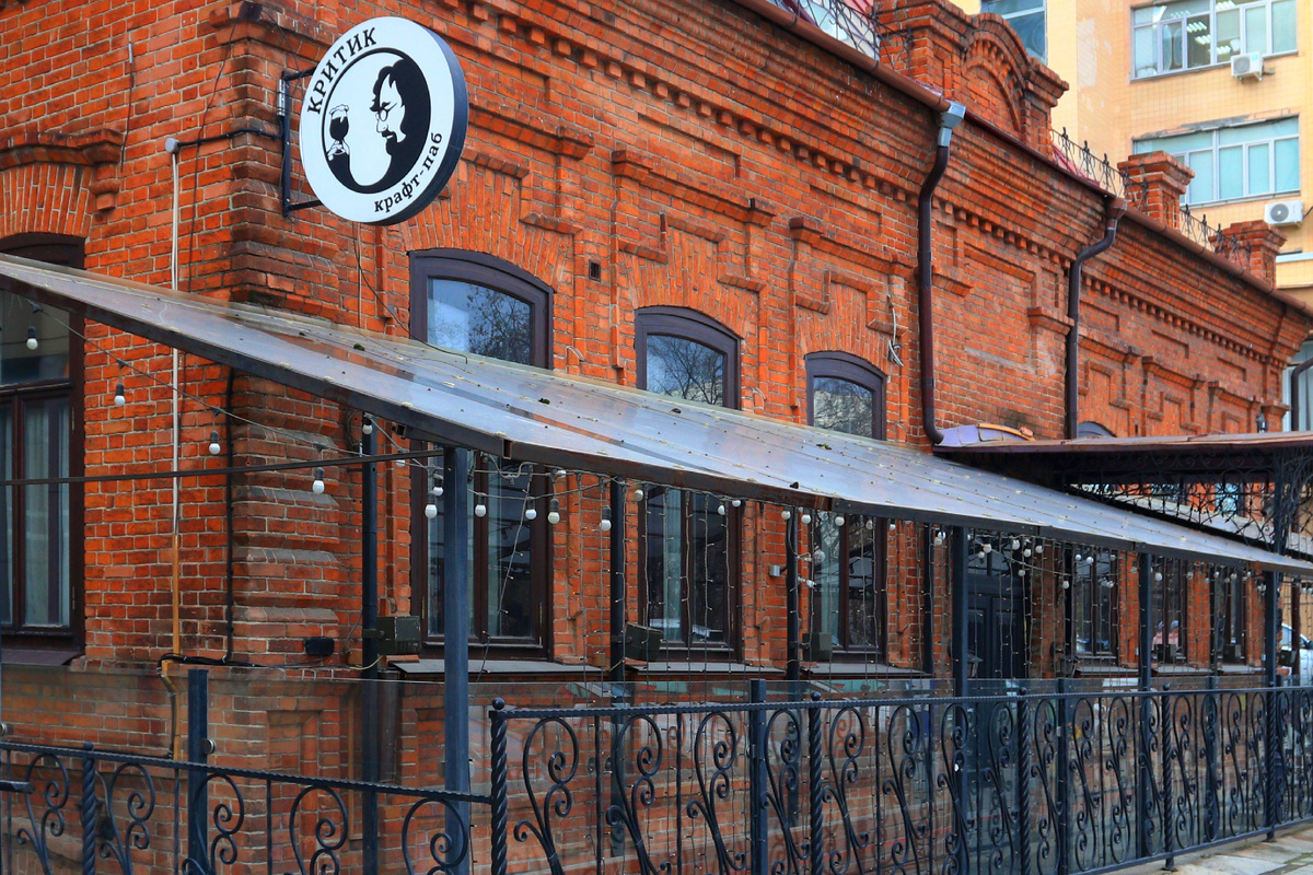 Дом, в котором жил Константин Бабыкин в Екатеринбурге до революции, чудом сохранился до наших дней, подпираемый небоскребом "Высоцкий"