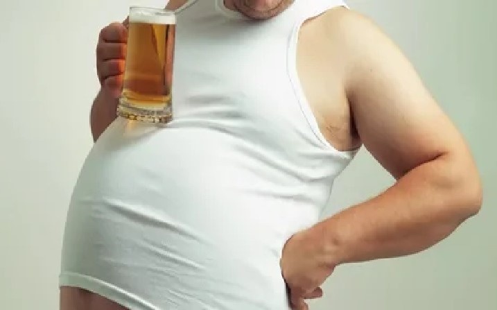 В пиве эстрогеноподобные вещества так же  делают свое дело 