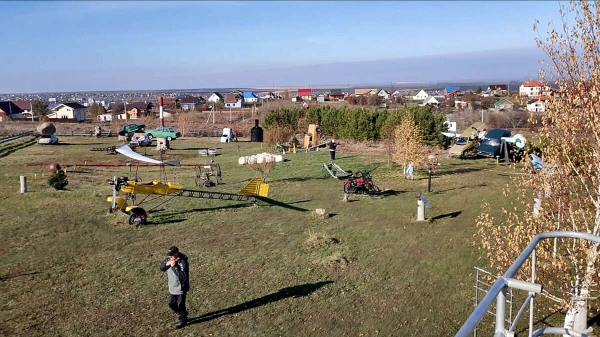 Автор инсталляций в «Парке Колесо»