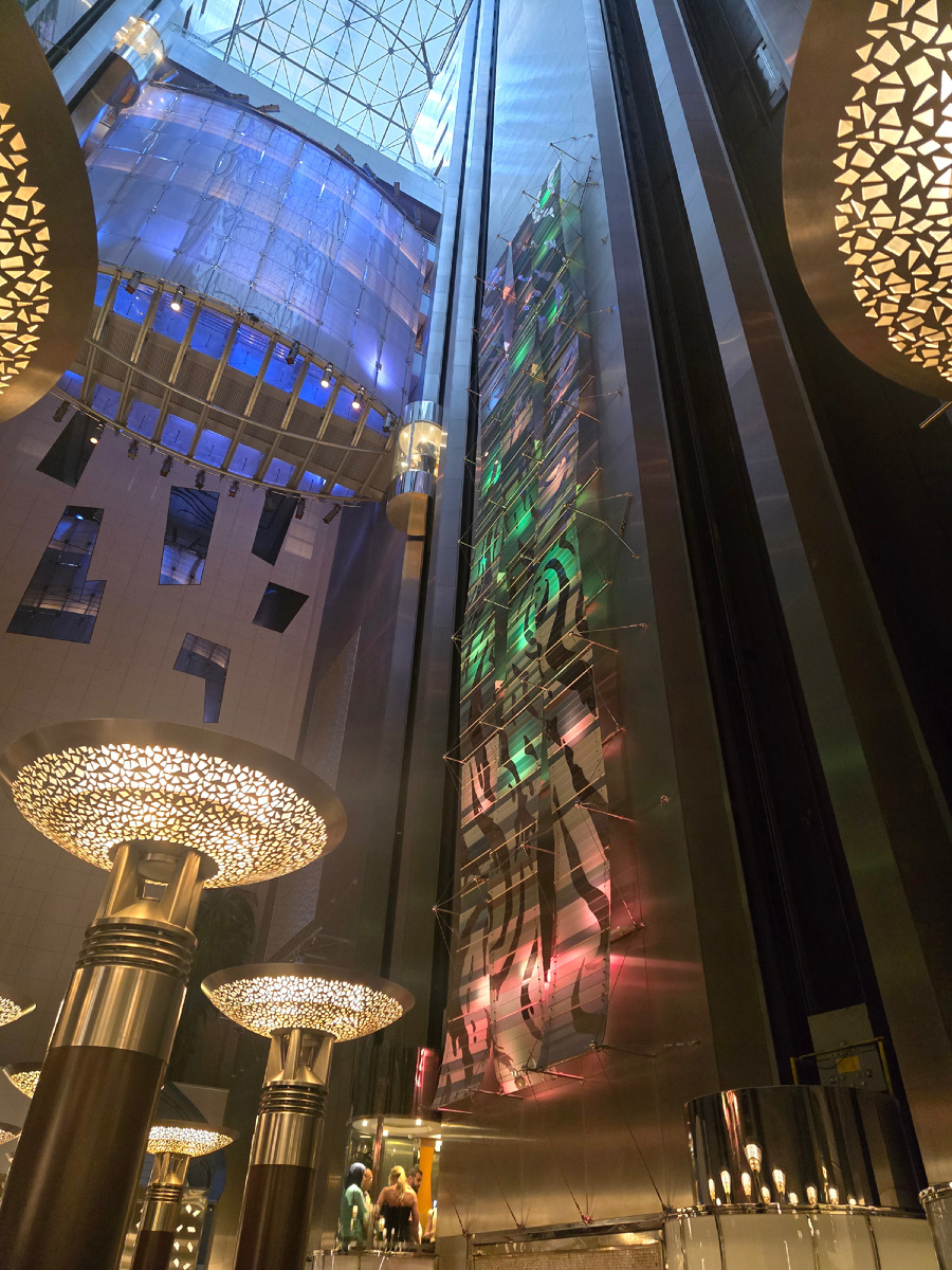 Обеденный зал с лифтами