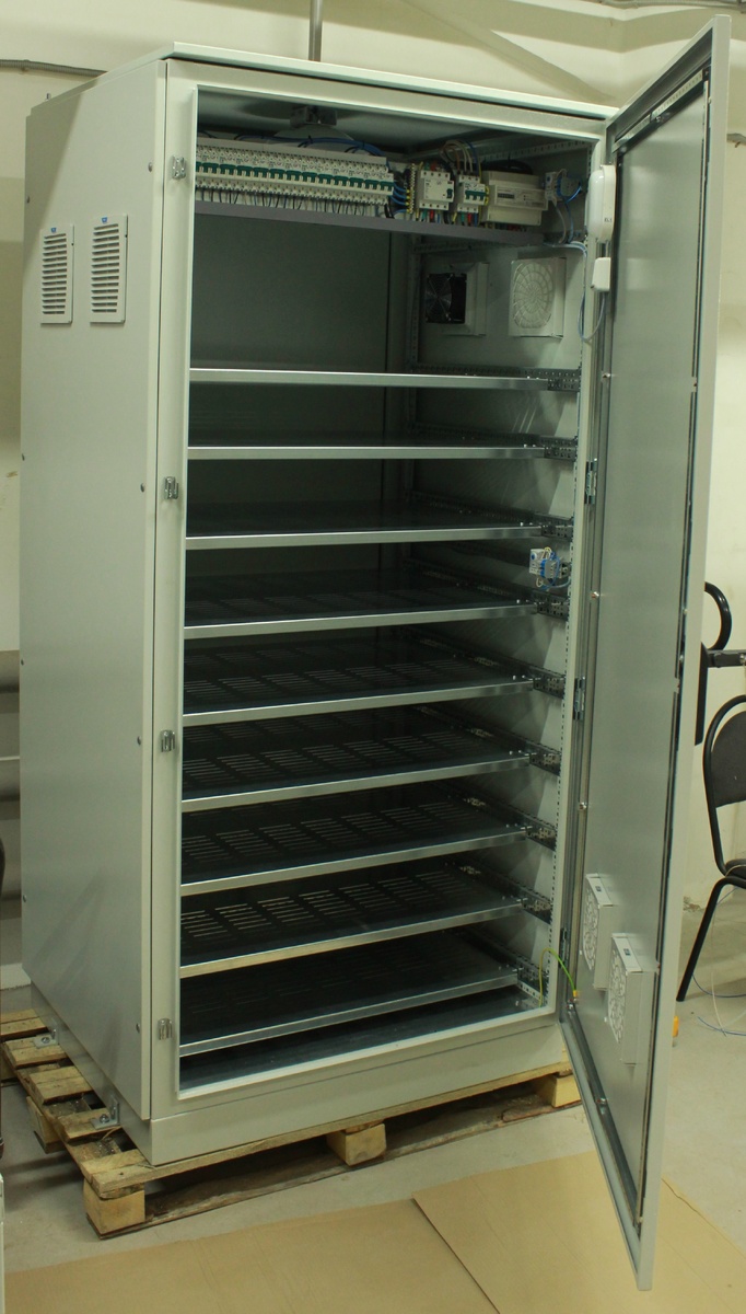 Базовый шкаф заряда аккумуляторов для самокатов