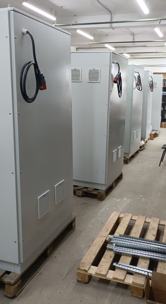 Шкафы заряда в цеху №2 НПК "Энергия" г. Ивантеевка  перед тестированием