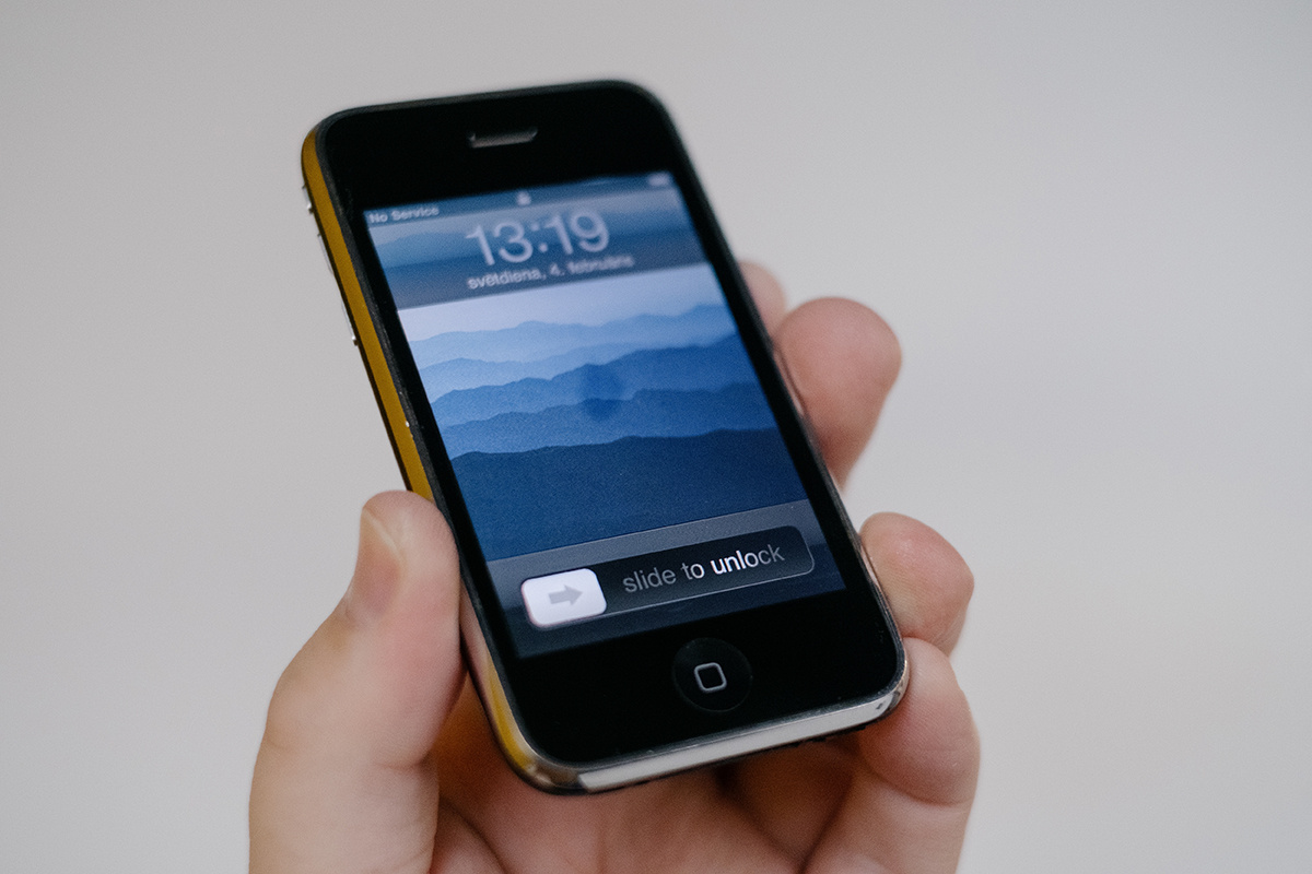 Karlis Dambrans / Shutterstock / FOTODOM📷iPhone 3G