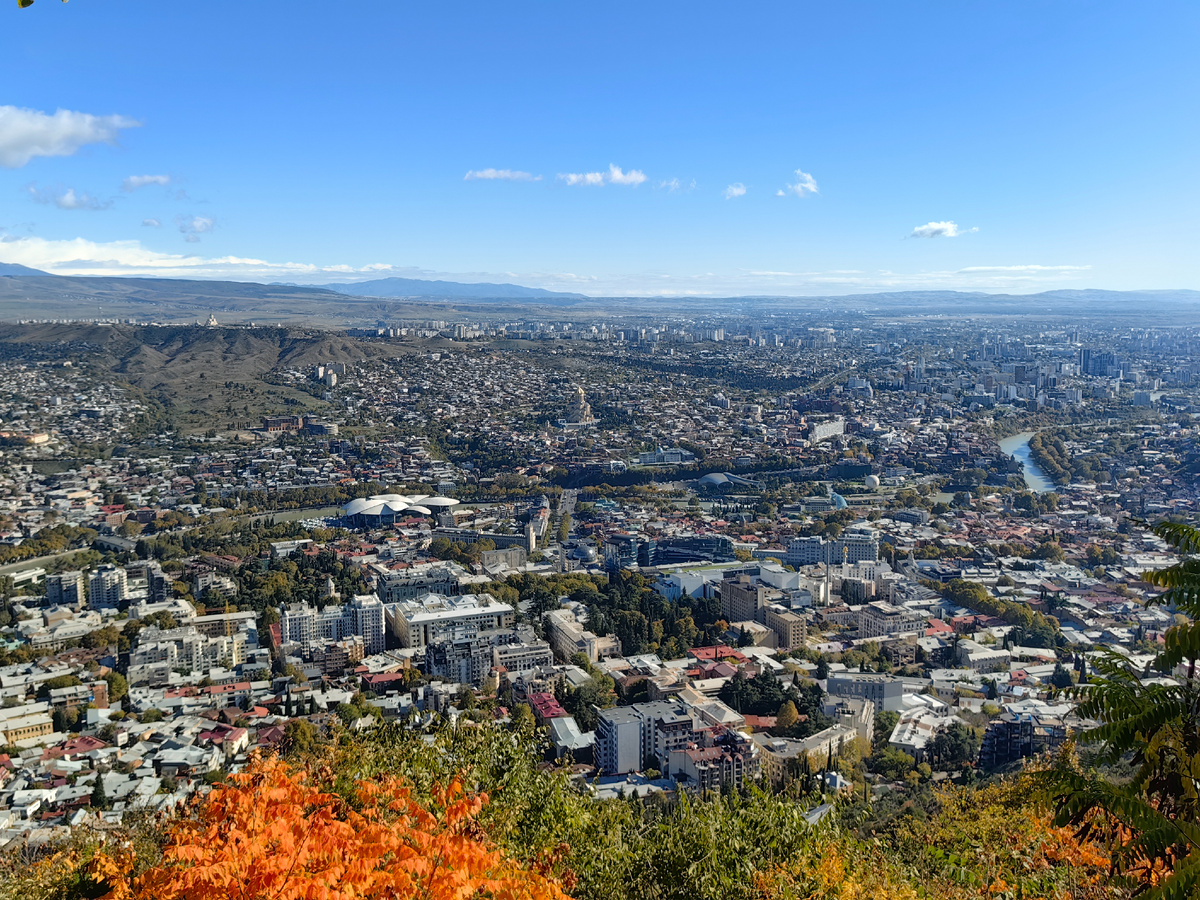Вид на Тбилиси с горы Мтацминда. Фото автора.